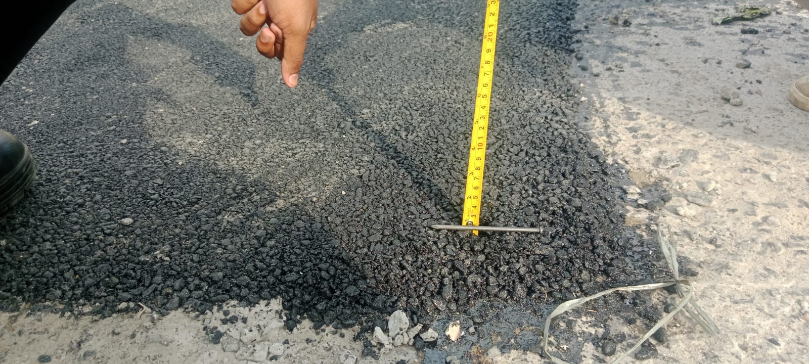 Pembangunan Aspal Hotmix di Depan Sekolahan SMKN5 kelurahan Mauk Barat, Diduga Tidak Sesuai Spesifik