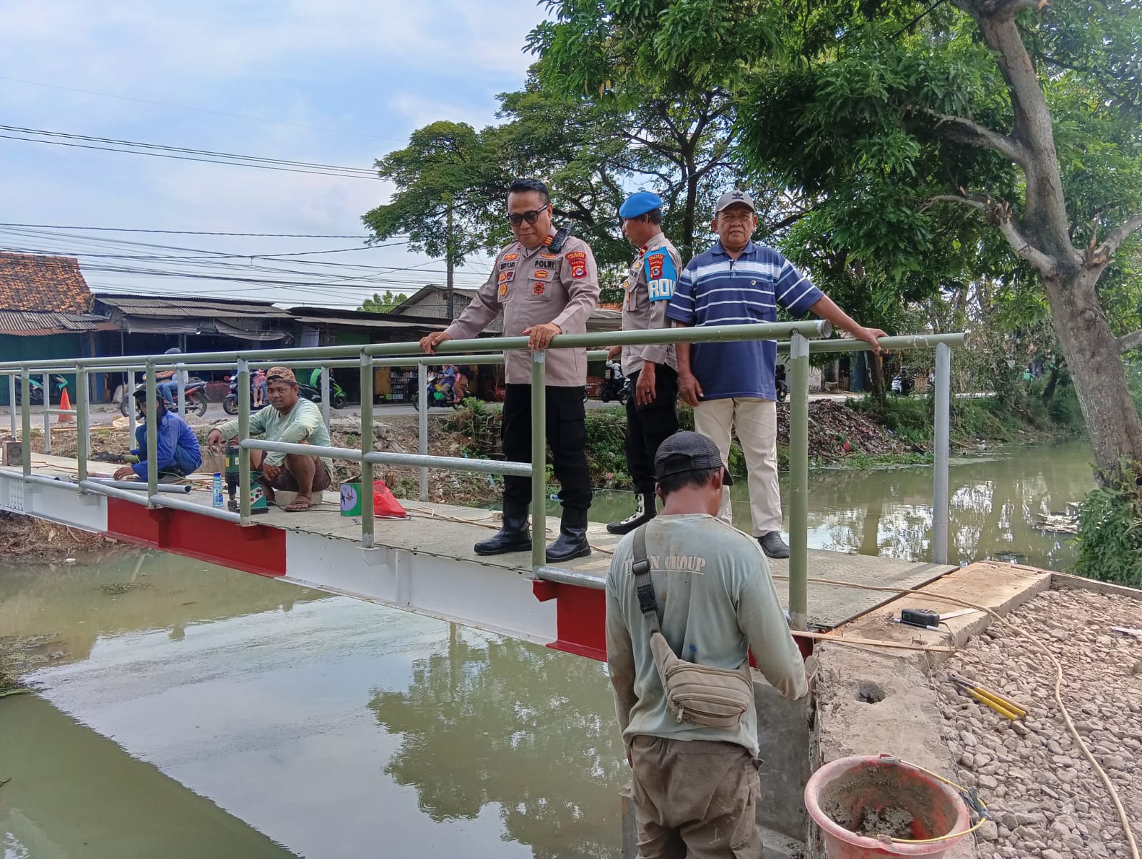 Kapolsek Pasar Kemis Monitoring dan Meninjau Pembangunan Jembatan Merah Putih 