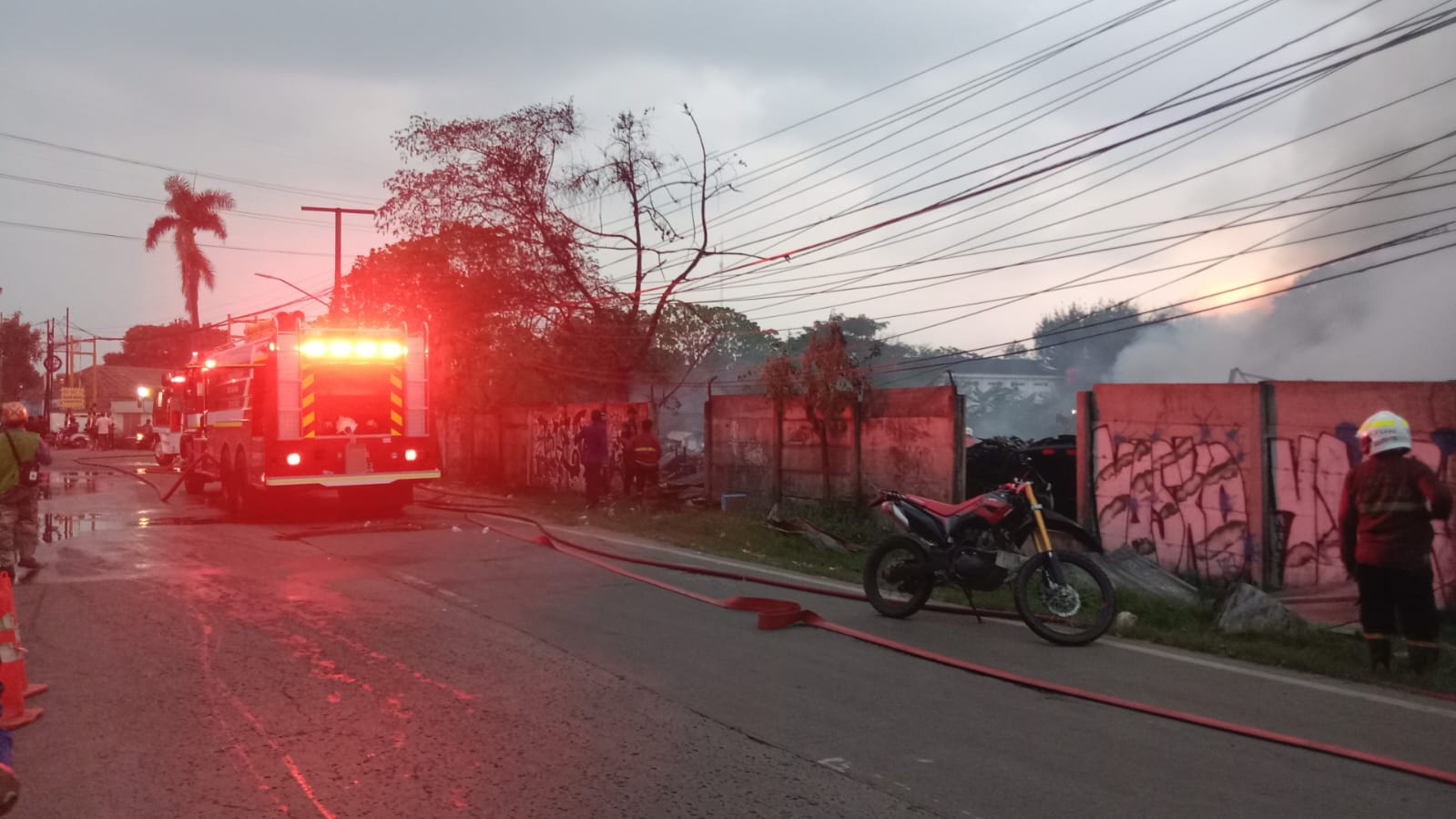 Kebakaran Hebat Lahap Lapak Di Gandasari, 9 Unit BPBD Taklukan Sang Jago Merah