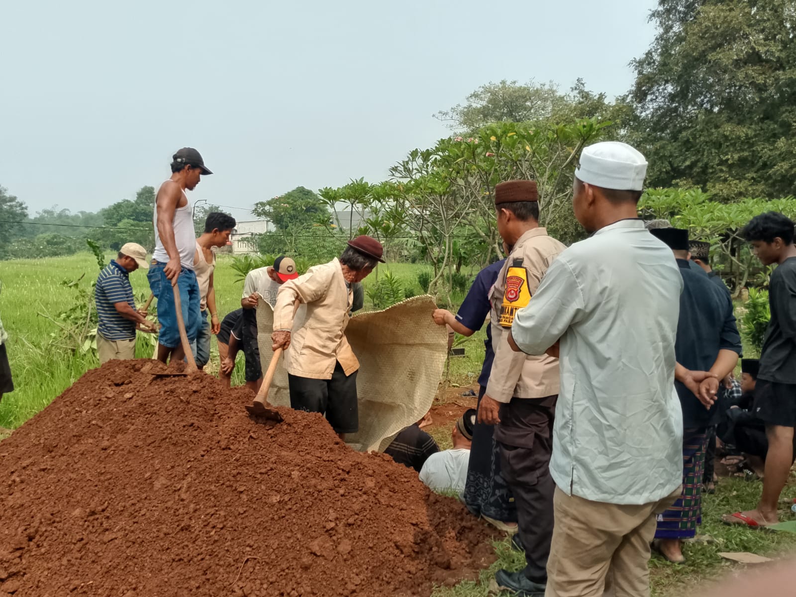 Melayani Dengan Hati, Bhabinkamtibmas Polsek Pasar Kemis Melayat Warga Yang Meninggal Dunia
