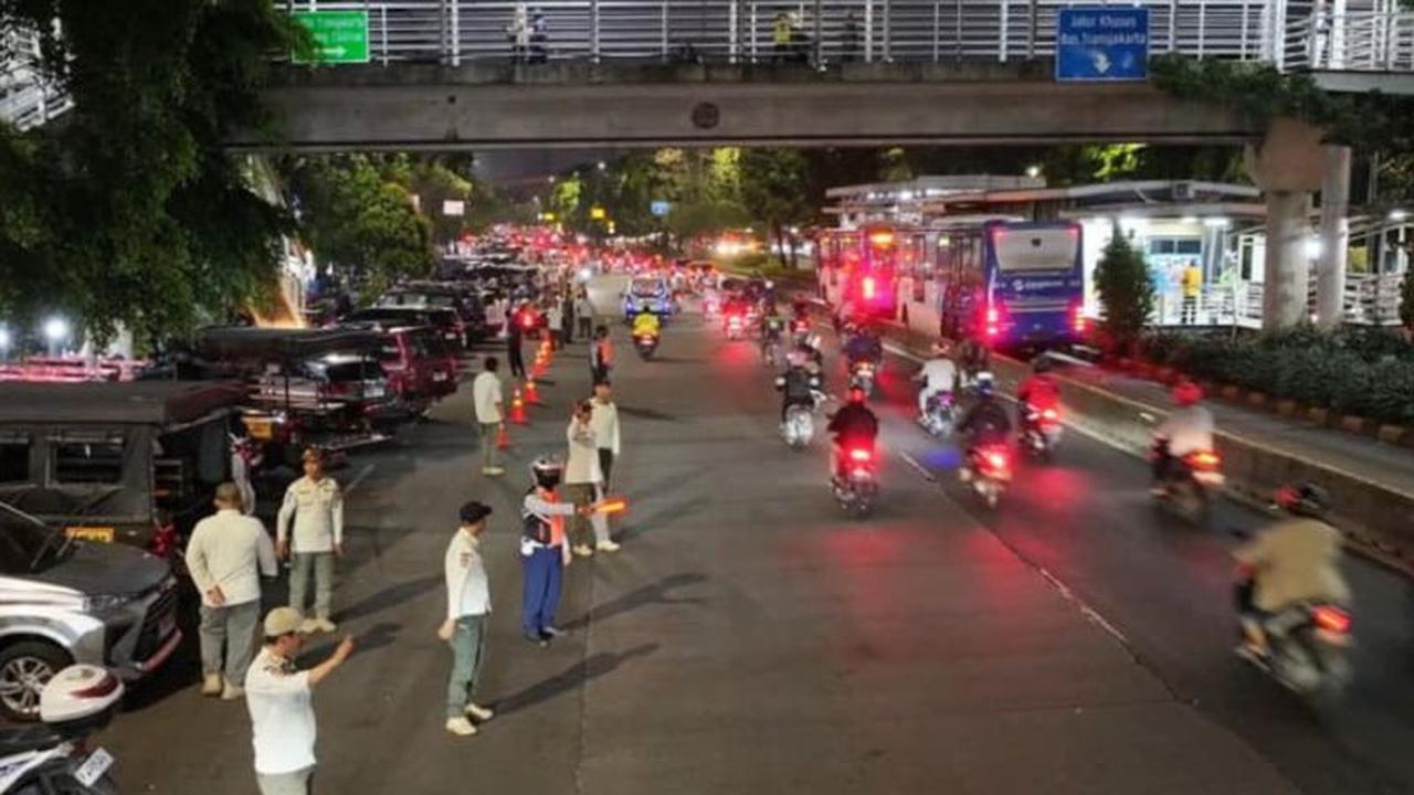 Parkiran Liar  Di Jaktim Khususnya Cawang Membuat Kemacetan